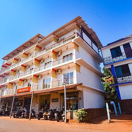 Fabexpress The Voyage Hotel Morjim Bagian luar foto