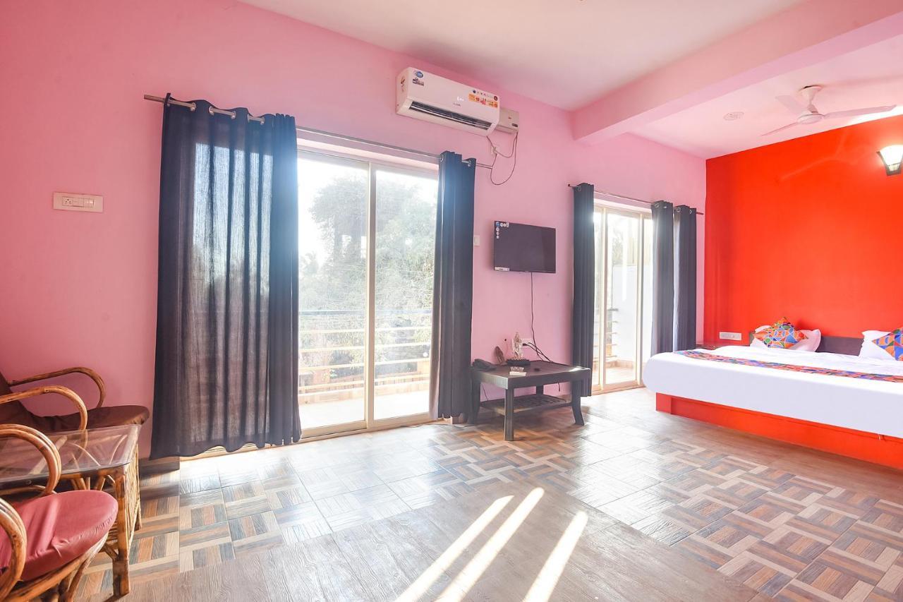 Fabexpress The Voyage Hotel Morjim Bagian luar foto