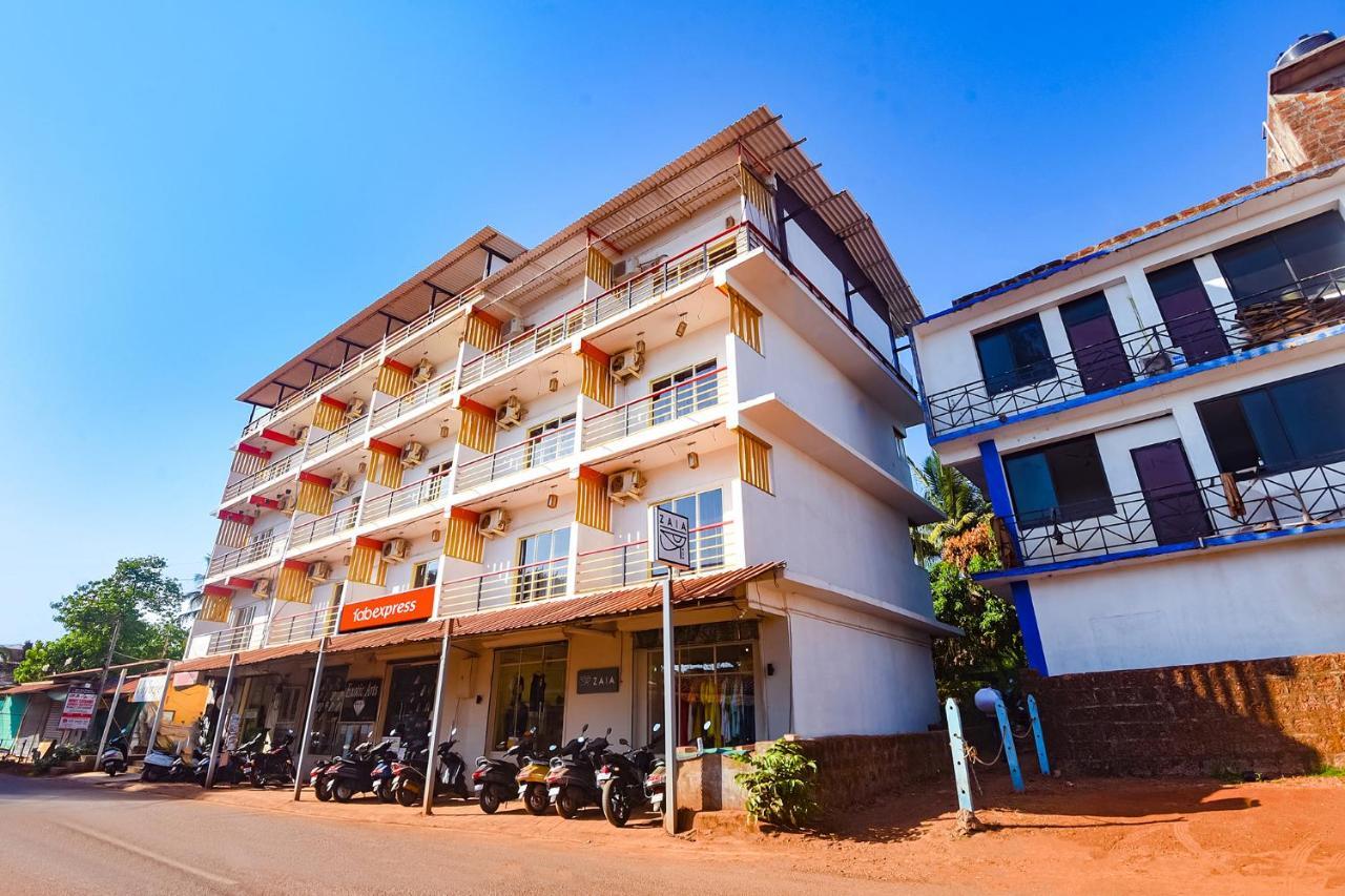 Fabexpress The Voyage Hotel Morjim Bagian luar foto