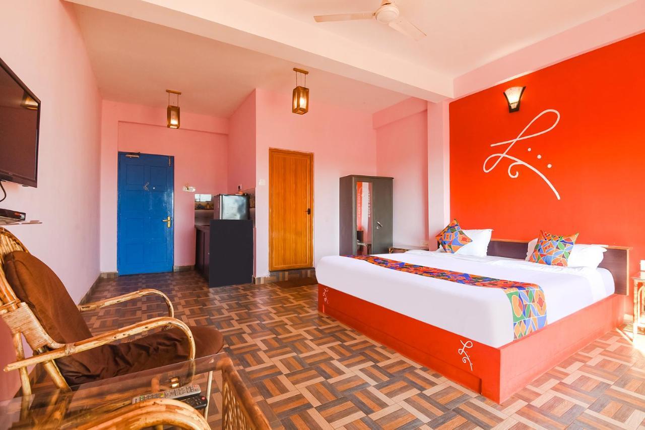 Fabexpress The Voyage Hotel Morjim Bagian luar foto
