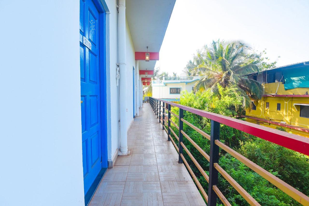 Fabexpress The Voyage Hotel Morjim Bagian luar foto