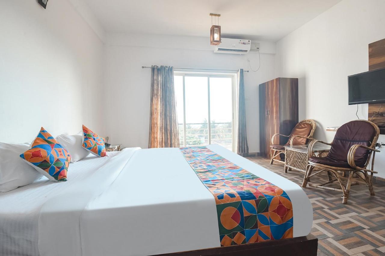 Fabexpress The Voyage Hotel Morjim Bagian luar foto