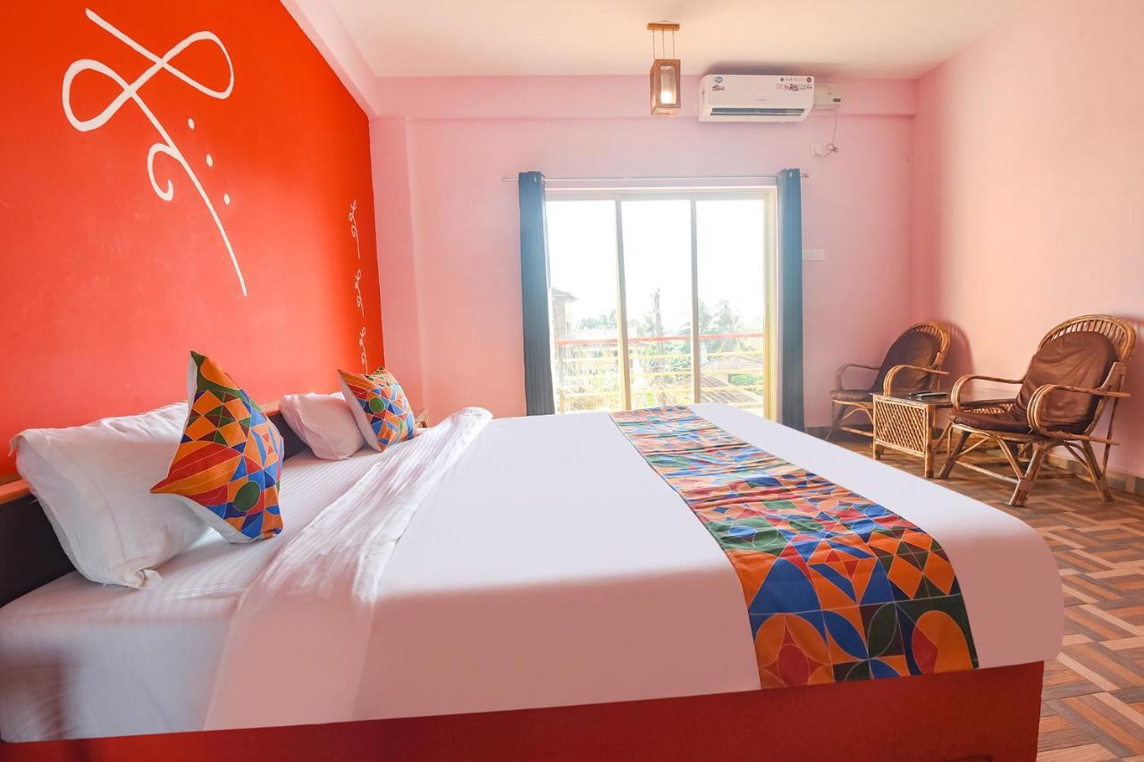 Fabexpress The Voyage Hotel Morjim Bagian luar foto