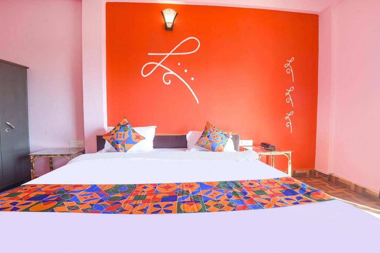 Fabexpress The Voyage Hotel Morjim Bagian luar foto