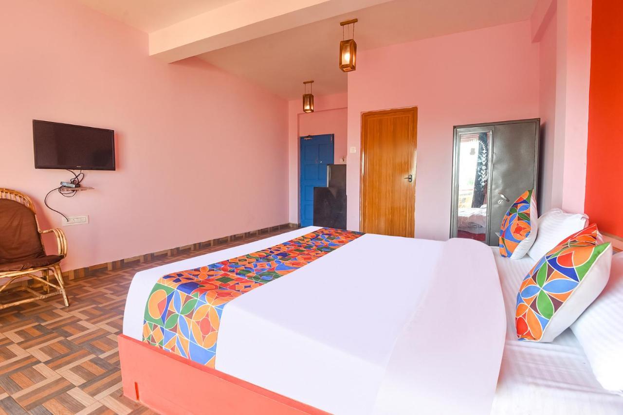 Fabexpress The Voyage Hotel Morjim Bagian luar foto