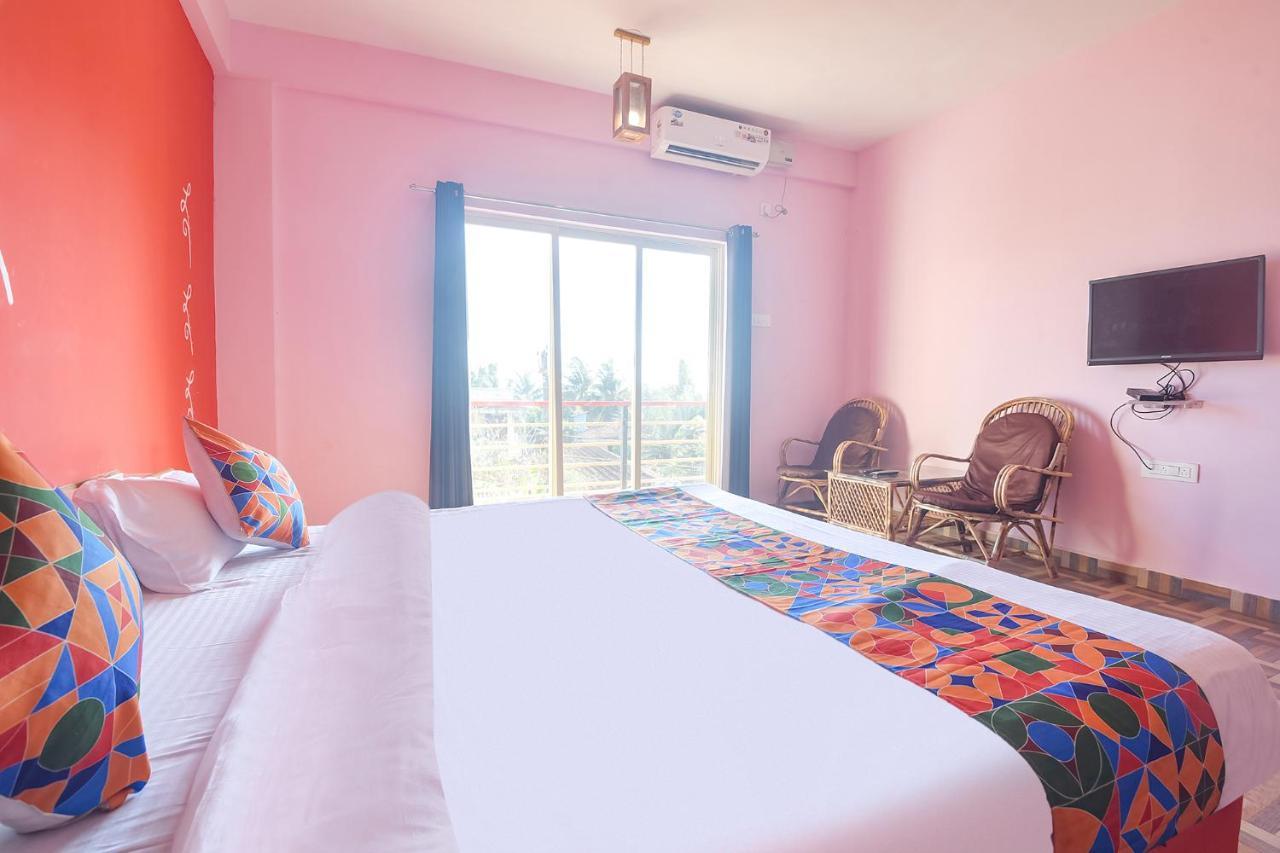 Fabexpress The Voyage Hotel Morjim Bagian luar foto